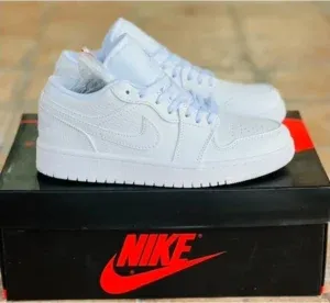 کتانی نایکی اورجینال مدل Nike Air Jordan 1 Low Triple White