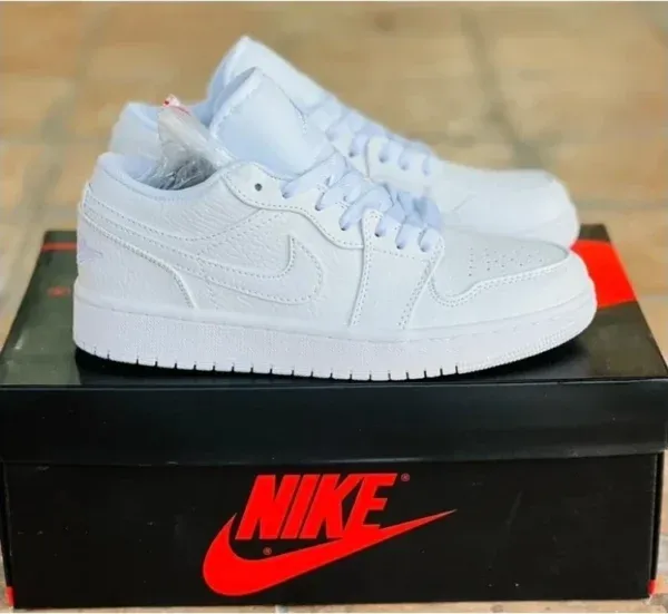 کتانی نایکی اورجینال مدل Nike Air Jordan 1 Low Triple White