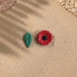 گوشواره خمیری طرح گل و برگ – قرمز سبز